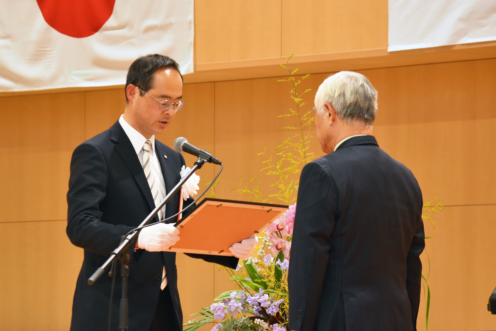 功労表彰　代表者による授与